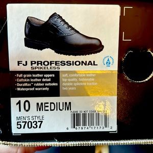 NIB Footjoy men’s professional spikeless golf shoes